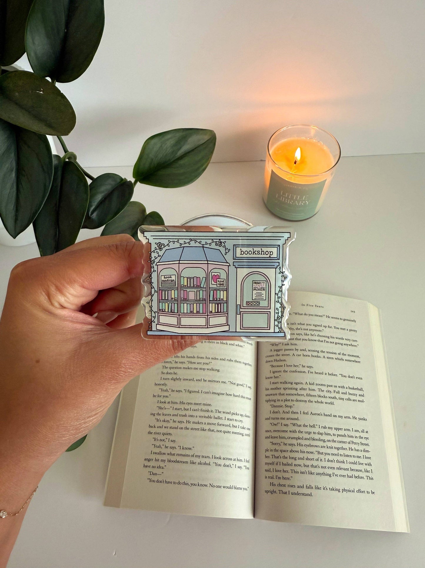 Bookstore Kindle Grip, Mag-safe E-Reader Accessory